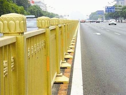 黄色道路隔离栅栏 